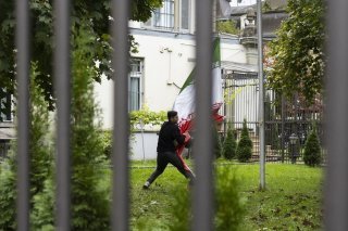 Deux Valaisans condamnés pour avoir décroché le drapeau d'Iran.